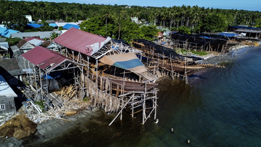 Kapal Kayu Sulawesi, darimana Pasokan Bahan Bakunya?&nbsp;[1]